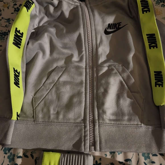 Boys Nike 2 piece set - Picture 5 of 5